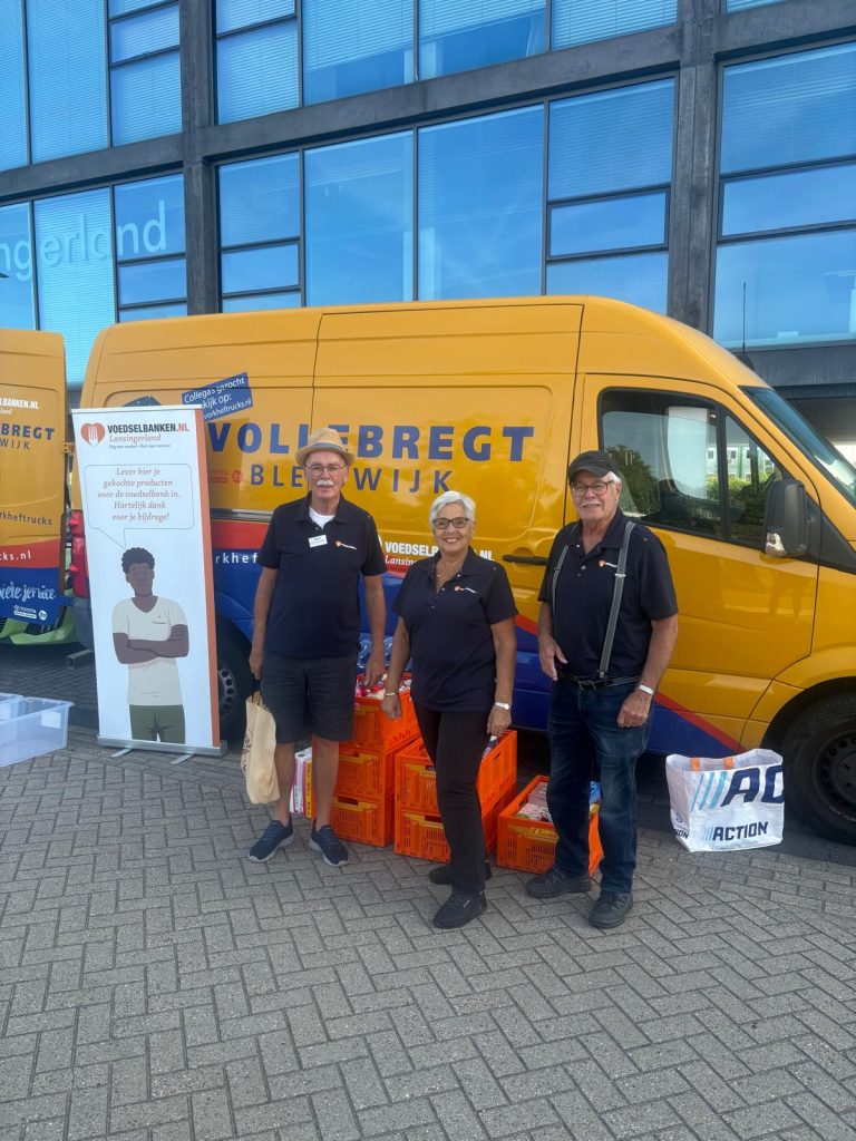 Een bus met 3 personen ervoor