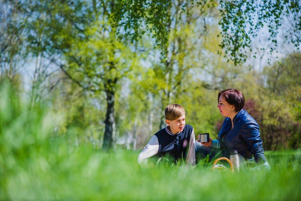kind en moeder praten in het park