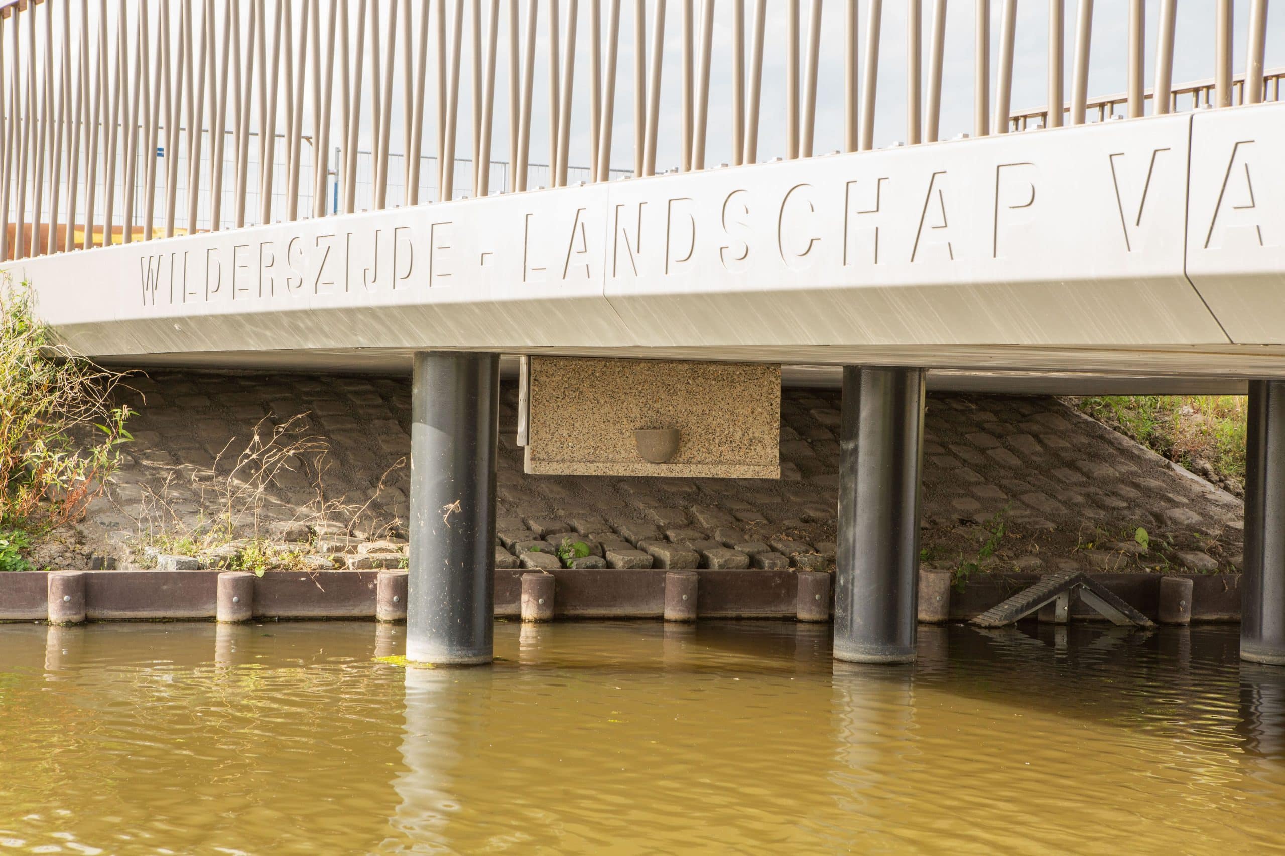 Een brug over het water