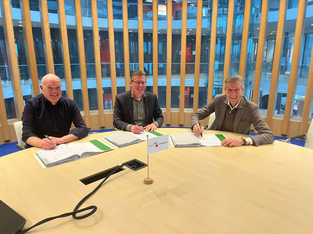 3 mannen aan een tafel