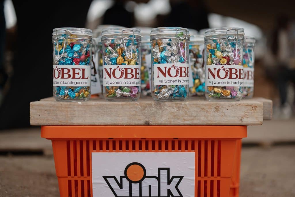 Foto van glazen potten met snoep erin.