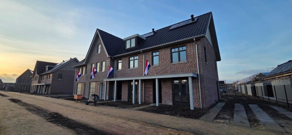 een rijtjeswoningen met vlaggen