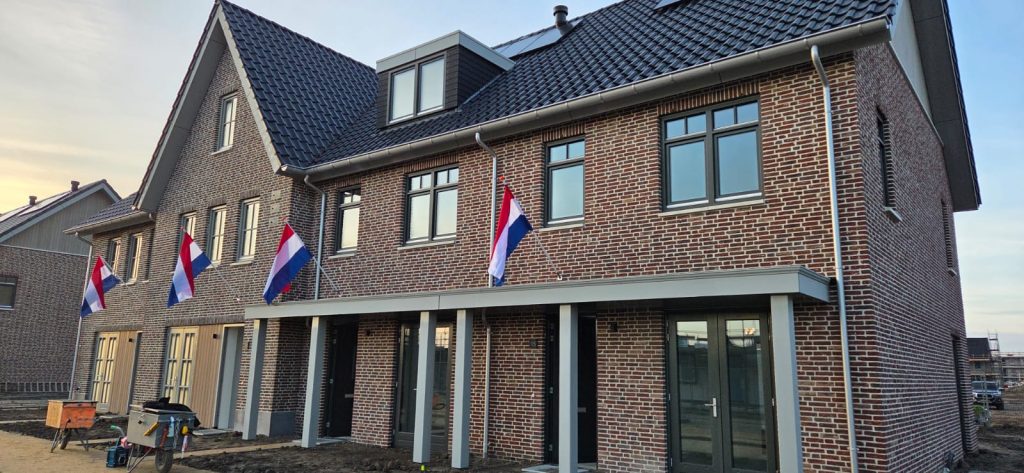 een rijtjeswoningen met vlaggen