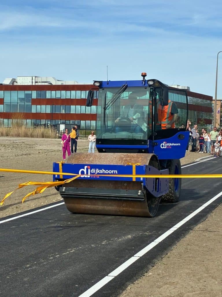Machine die rijdt over de weg en door een lint heen